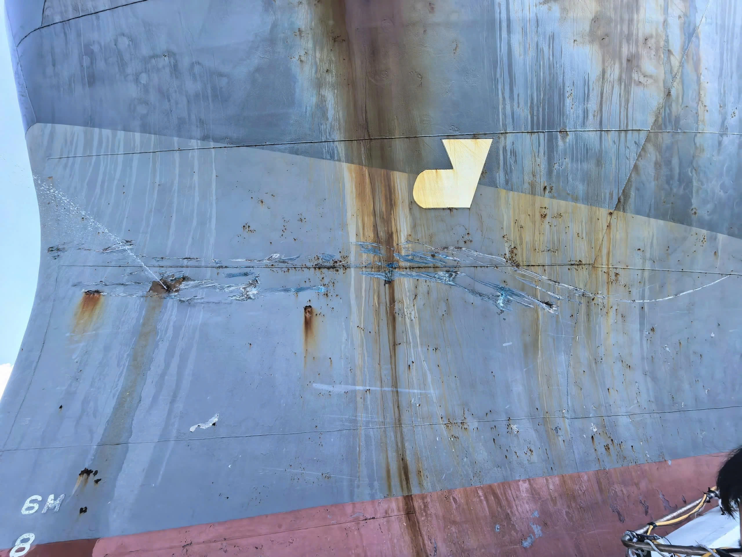 Big Sea JSC thay thế tấm tôn bị thủng ở mũi tàu tại khu neo hạ Long