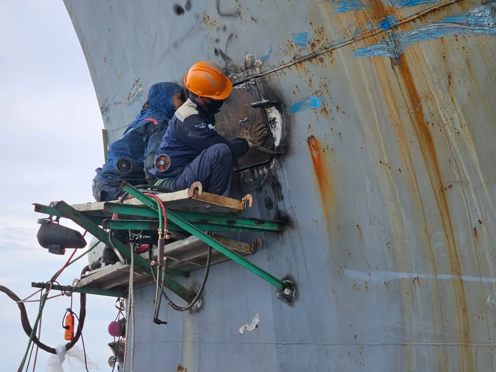Big Sea JSC Replaces Damaged Hull Plate at Ship’s Bow at Ha Long anchorage