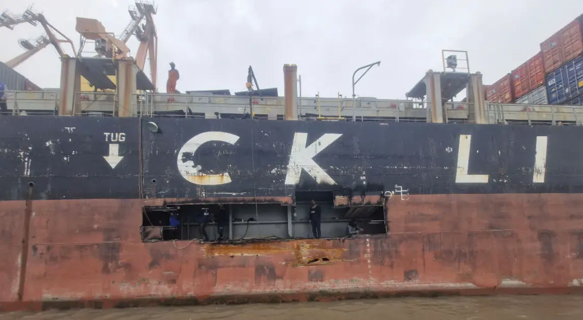 Big Sea sửa chữa tàu contenner bị xà lan va đập ở cảng Tân Vũ